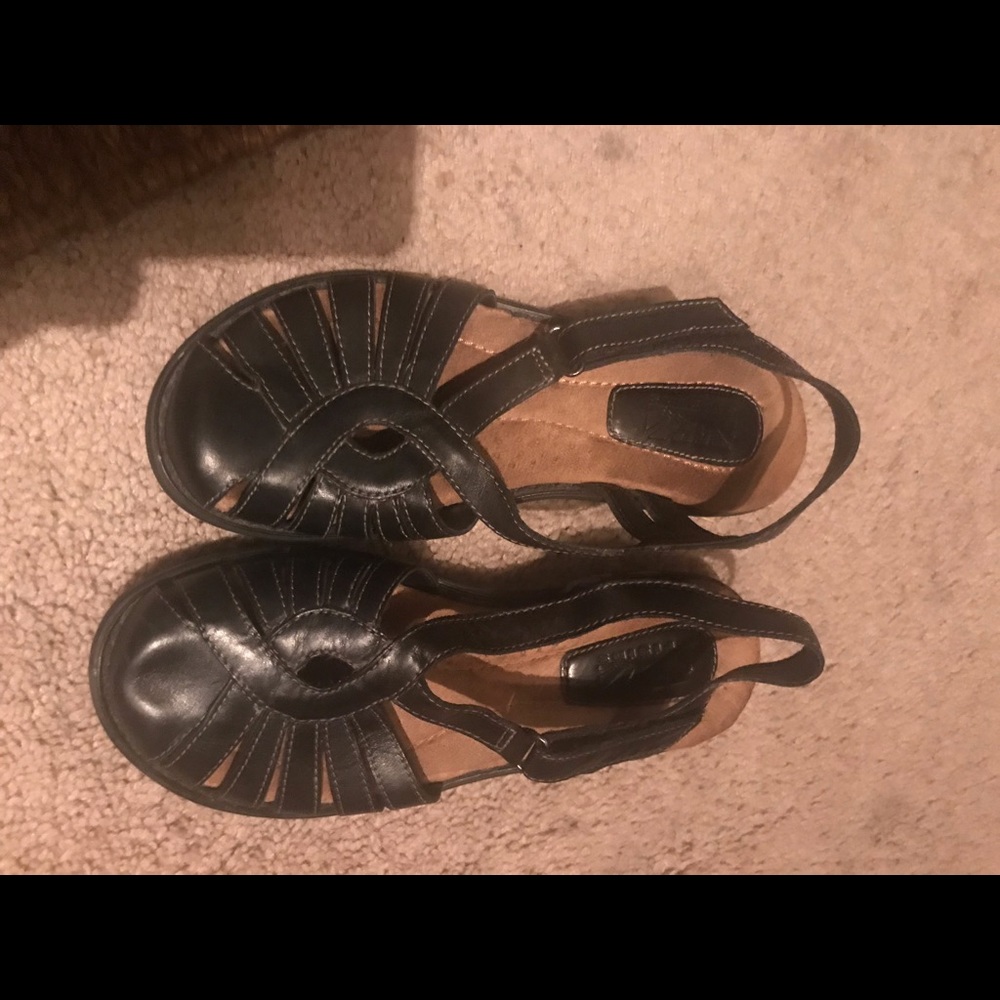 Earth Origins black leather sandals. Size 7